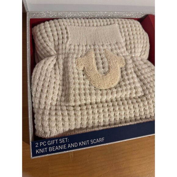 NIB TRUE RELIGION 2 PIECE GIFT SET KNIT SCARF AND HAT HORSESHOE LOGO CAMEL TAN - Picture 4 of 5